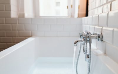 Que faire pour déboucher efficacement une baignoire obturée ?